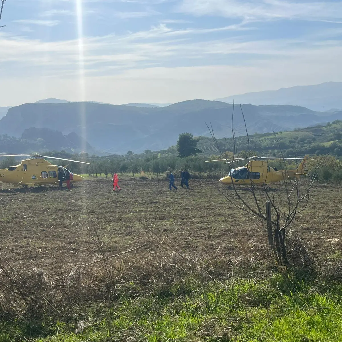 Tragedia a Pallagorio, trattore e quattro uomini in un burrone di cento metri: due morti e un ferito grave\n