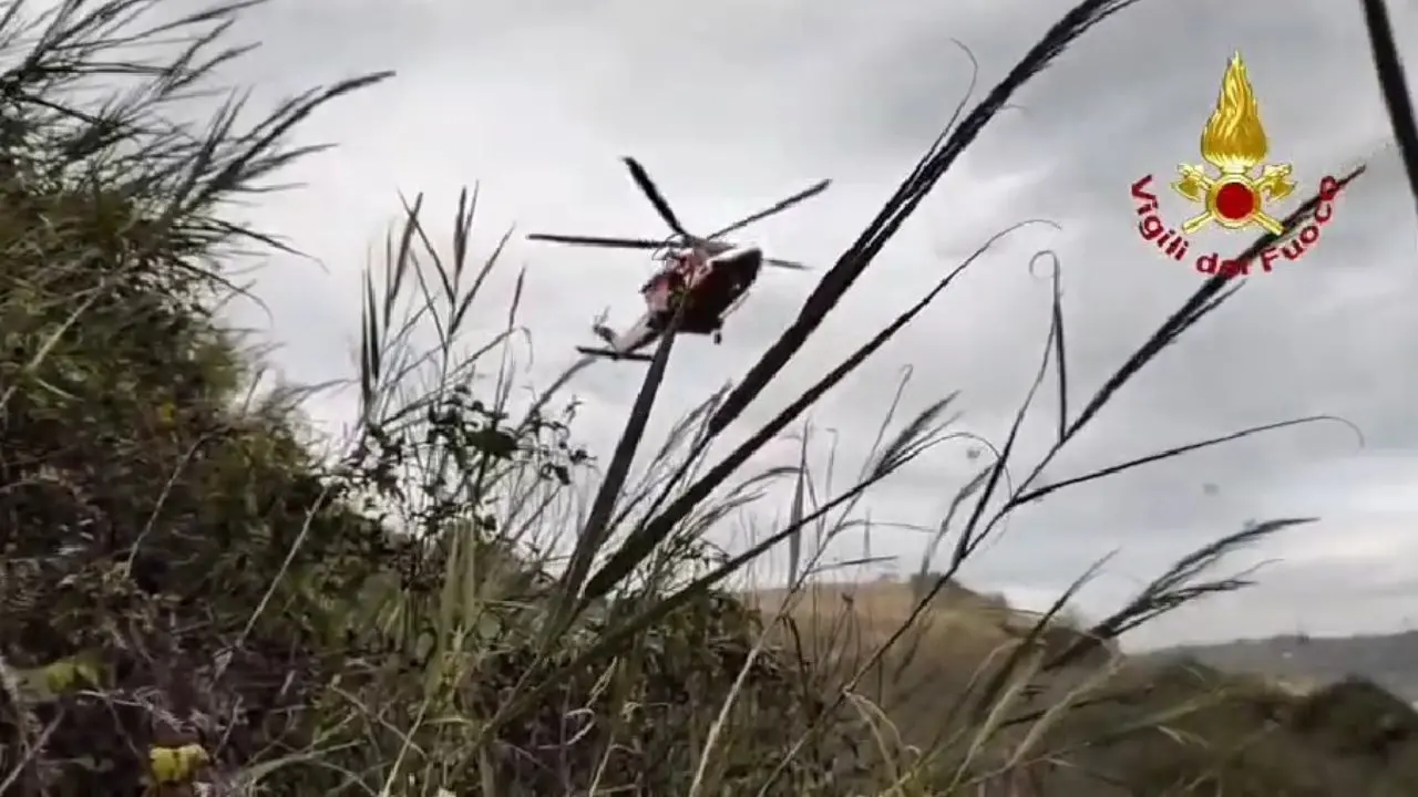 Pallagorio, trattore finisce in un burrone di cento metri: due morti e un ferito grave