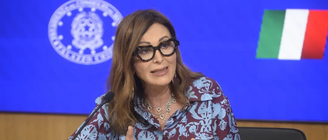 Il caso Visibilia si ferma in aula: il processo a Daniela Santanchè sospeso in attesa del Senato\n