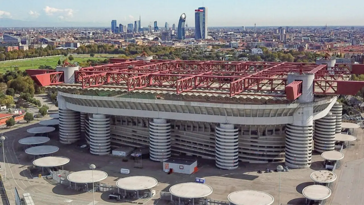 Milano, molesta una tifosa norvegese nei bagni di San Siro durante Italia-Norvegia: denunciato un addetto alle pulizie