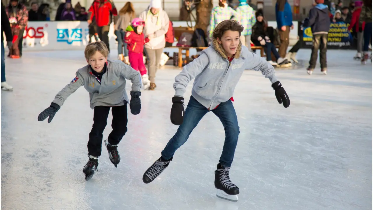 Natale a Tropea,\u00A0pista di pattinaggio sul ghiaccio e abeti addobbati lungo il corso:\u00A0il Comune vara il programma 2025\n