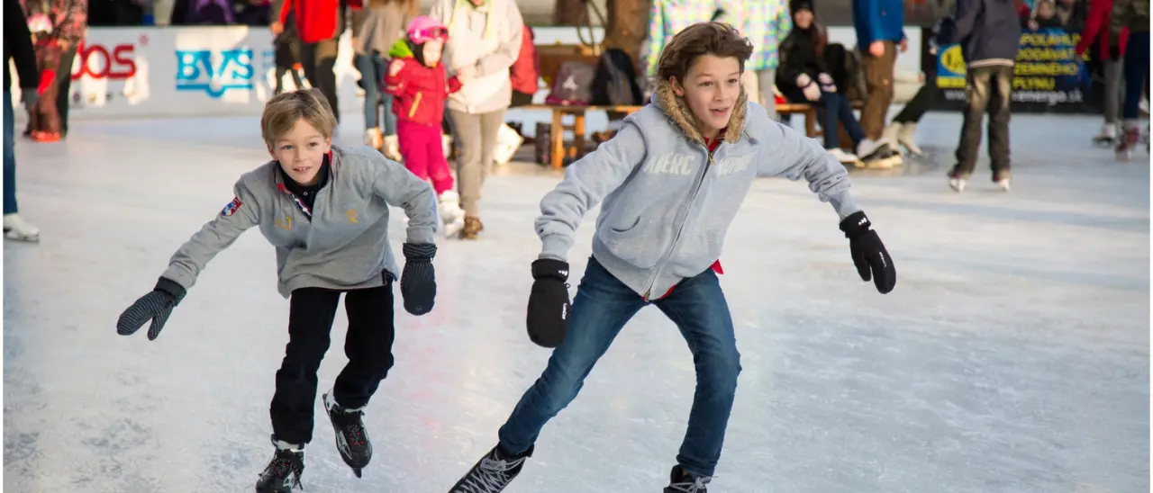 Natale a Tropea,\u00A0pista di pattinaggio sul ghiaccio e abeti addobbati lungo il corso:\u00A0il Comune vara il programma 2025\n