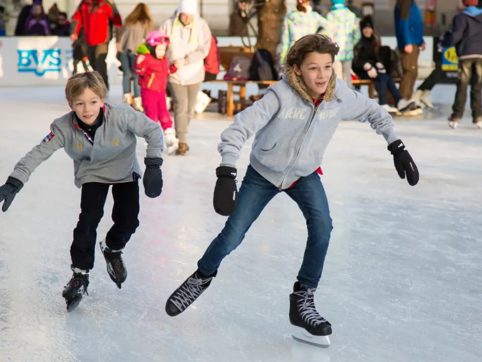 Natale a Tropea, pista di pattinaggio sul ghiaccio e abeti addobbati lungo il corso: il Comune vara il programma 2025