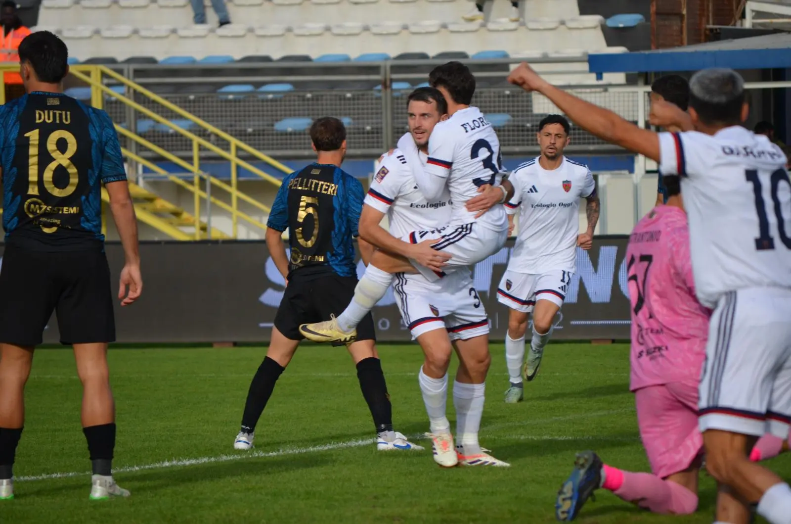 Il Cosenza abbatte il tabù del sabato: a Latina arriva la vittoria che mancava da mesi\n\n\n