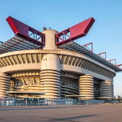 Tifosa norvegese denuncia molestie nei bagni di San Siro: indagato un addetto alle pulizie\n