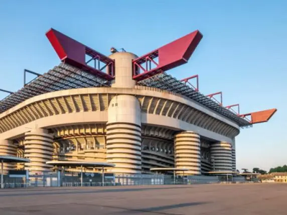 Tifosa norvegese denuncia molestie nei bagni di San Siro: indagato un addetto alle pulizie\n