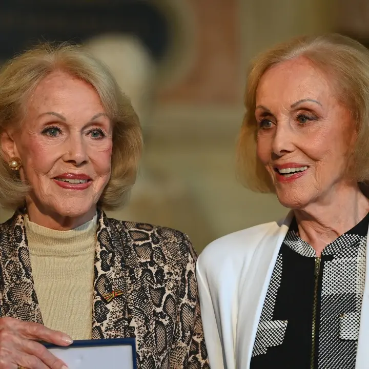 Addio alle Gemelle Kessler: il passo all’unisono che attraversa il tempo\n