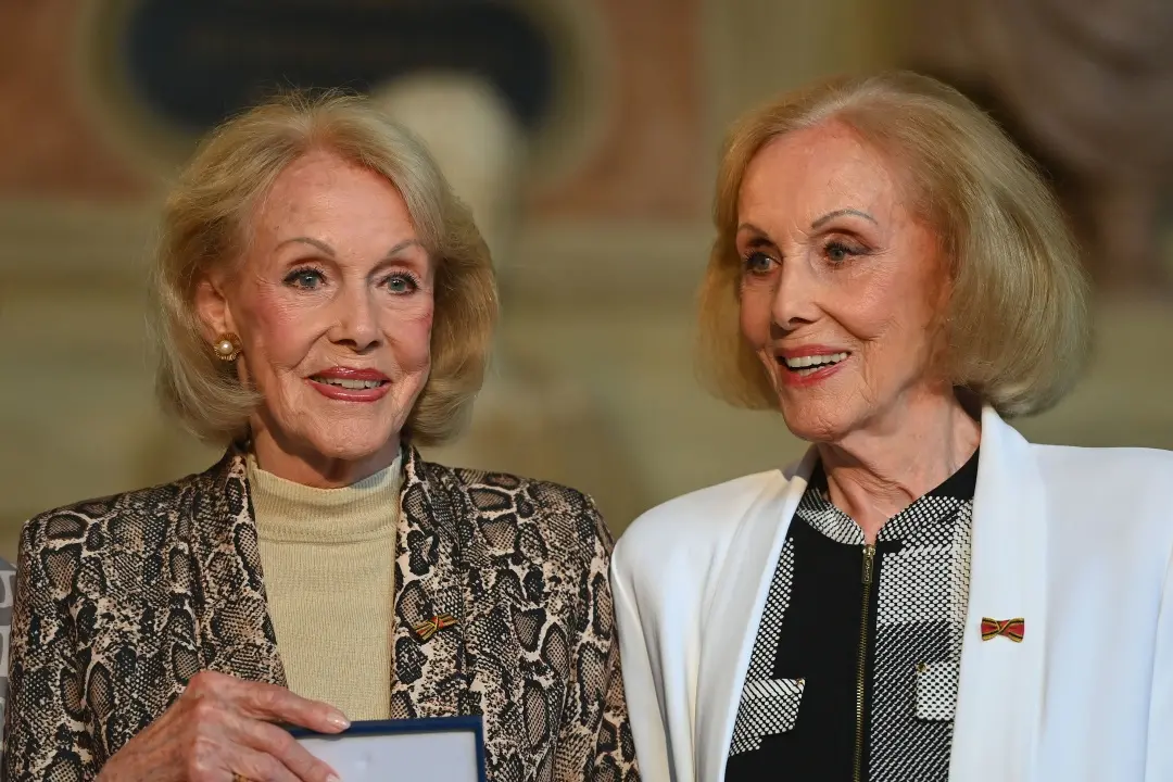 Addio alle Gemelle Kessler: il passo all’unisono che attraversa il tempo\n