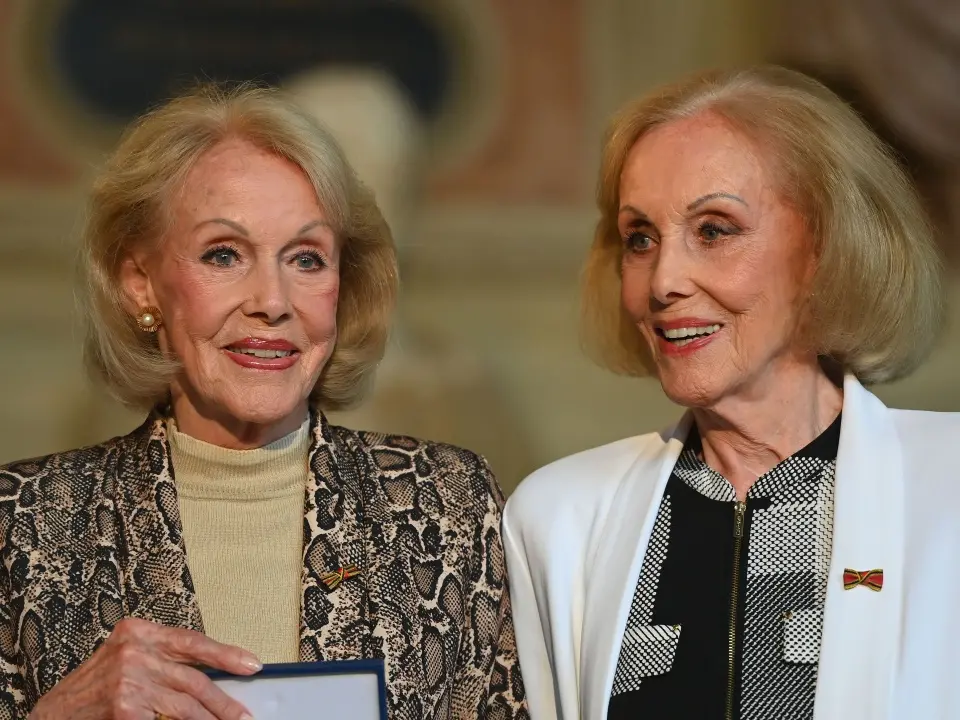 Addio alle Gemelle Kessler: il passo all’unisono che attraversa il tempo