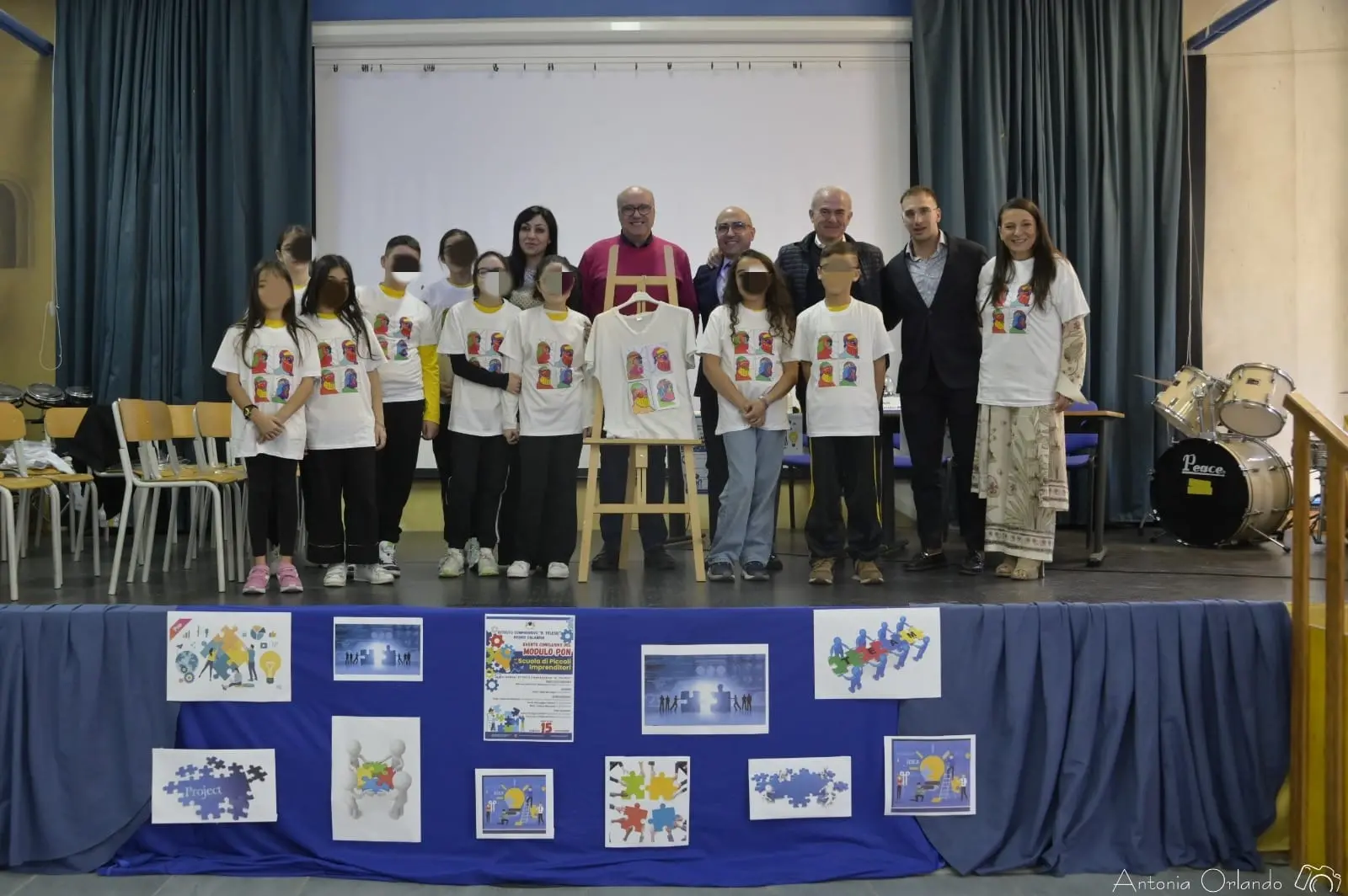 Reggio,\u00A0gli studenti del Telesio lanciano la t-shirt identitaria ispirata ai Bronzi di Riace\n