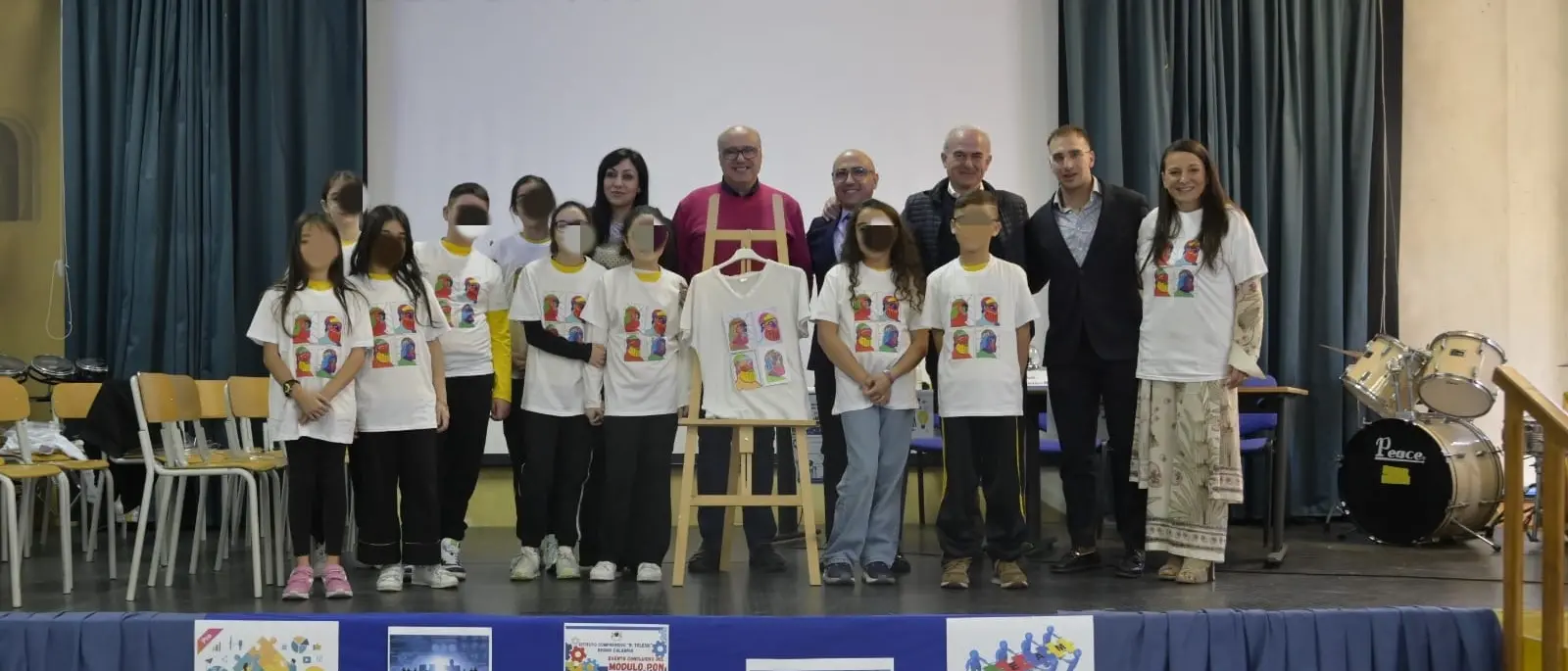 Reggio,\u00A0gli studenti del Telesio lanciano la t-shirt identitaria ispirata ai Bronzi di Riace\n