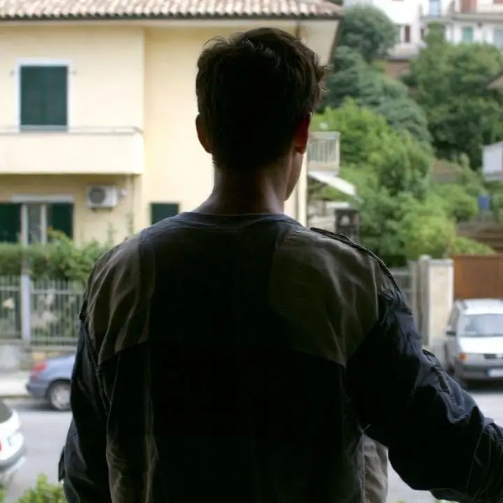 In Italia diventare adulti è un processo sempre più lento: si studia più a lungo, si va via di casa e si diventa genitori tardi\n