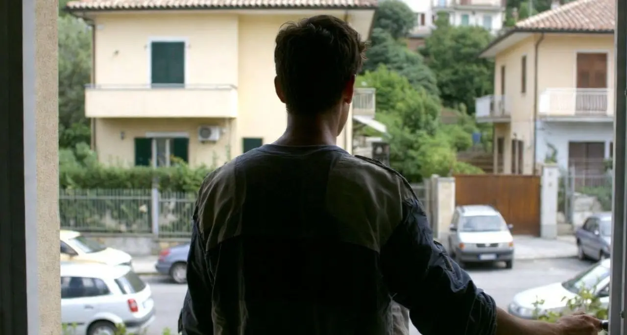 In Italia diventare adulti è un processo sempre più lento: si studia più a lungo, si va via di casa e si diventa genitori tardi\n