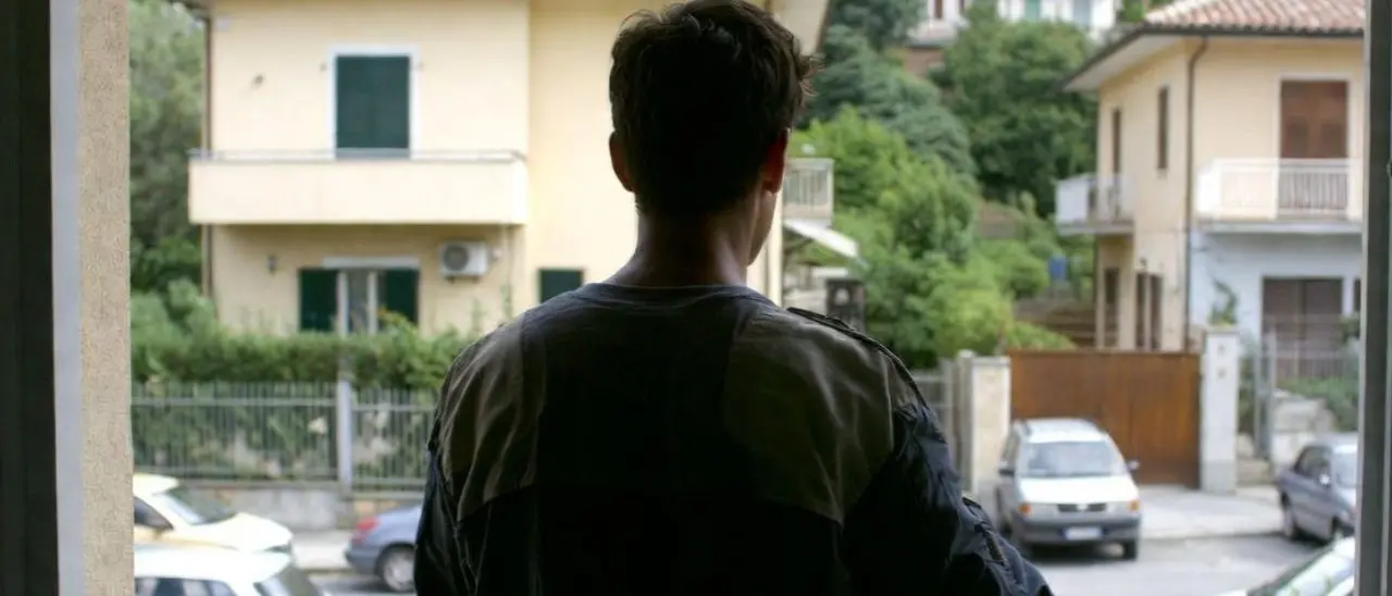 In Italia diventare adulti è un processo sempre più lento: si studia più a lungo, si va via di casa e si diventa genitori tardi\n