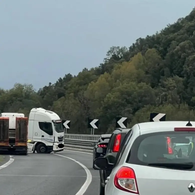 Jonio-Tirreno, scoppia pneumatico di un camion: nessun ferito ma traffico in tilt\n