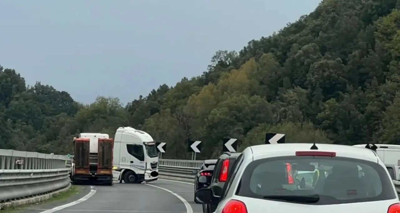 Jonio-Tirreno, scoppia pneumatico di un camion: nessun ferito ma traffico in tilt\n