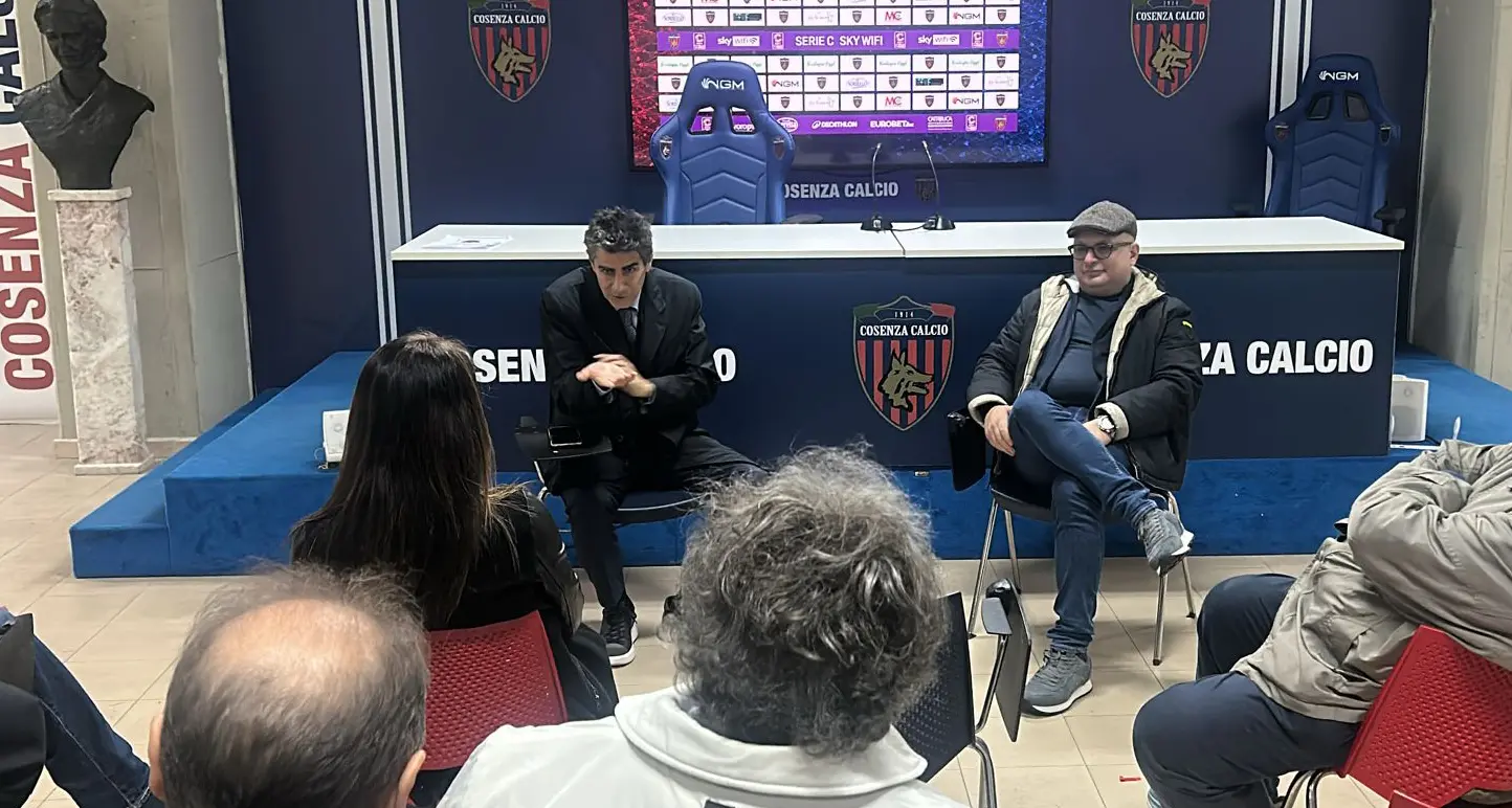 Cosenza, il dg Gualtieri: «Ricucire il rapporto tra istituzioni, tifosi e club. A gennaio non ci tireremo indietro»