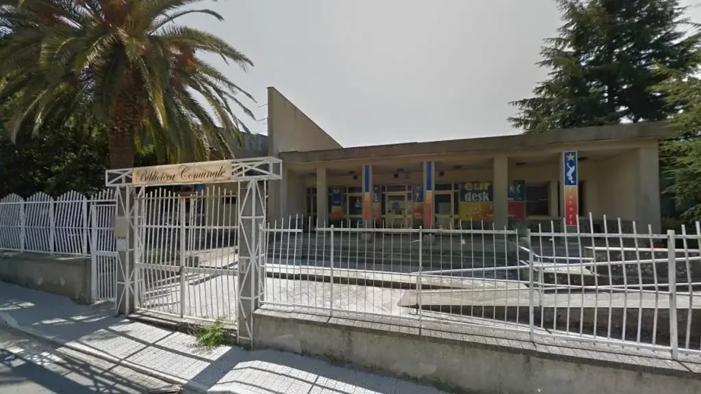 <p>La Biblioteca comunale di Vibo Valentia</p>\\n