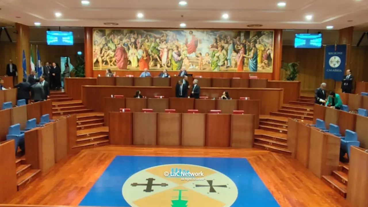 Per la maggioranza di centrodestra la Calabria ha una sola emergenza: più poltrone per tutti (e i cittadini pagano...)\n