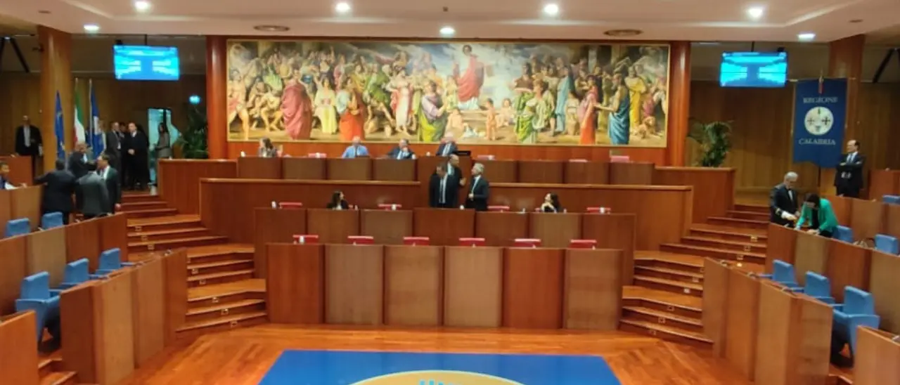 Per la maggioranza di centrodestra la Calabria ha una sola emergenza: più poltrone per tutti (e i cittadini pagano...)\n