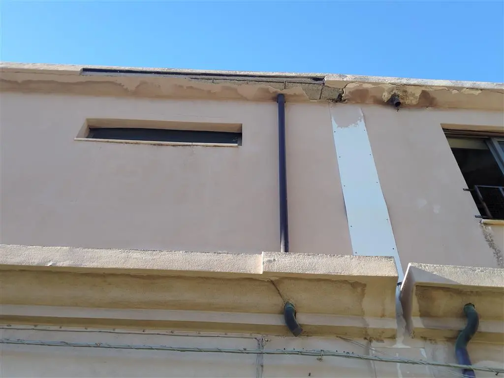 Lazzaro, ANCADIC segnala il degrado del cornicione alla scuola Cuzzupoli: chiesto intervento urgente\n