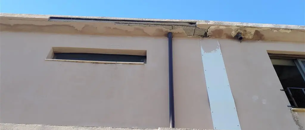 Lazzaro, ANCADIC segnala il degrado del cornicione alla scuola Cuzzupoli: chiesto intervento urgente\n