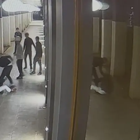 Rapinato e accoltellato per 50 euro: 22enne resta invalido. Arrestati i cinque giovani aggressori di cui tre minorenni\n