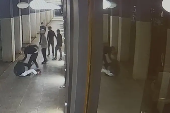 Rapinato e accoltellato per 50 euro: 22enne resta invalido. Arrestati i cinque giovani aggressori di cui tre minorenni\n