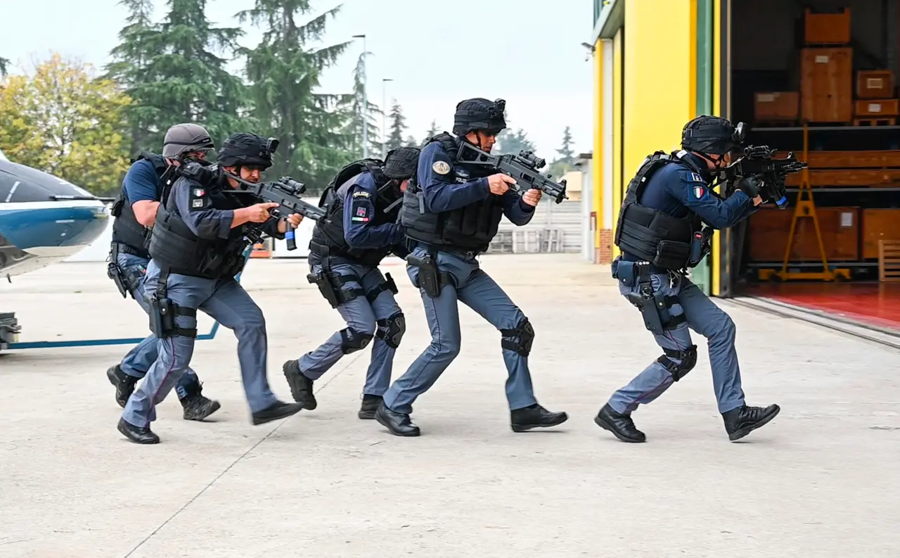 Cosenza, simulazione della Polizia di Stato all’Auditorium Guarasci: «Nessun motivo di allarme»