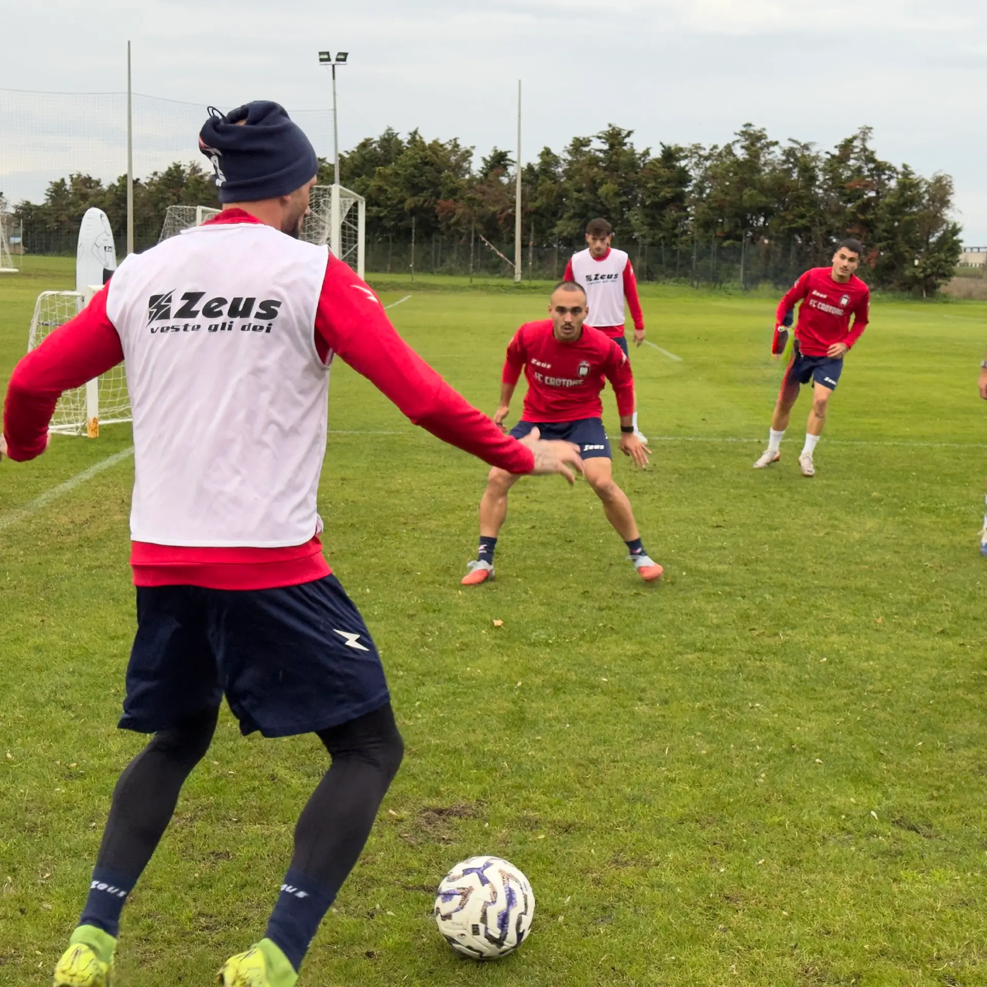 Cosenza e Crotone verso i prossimi impegni: la situazione di Lupi e Squali