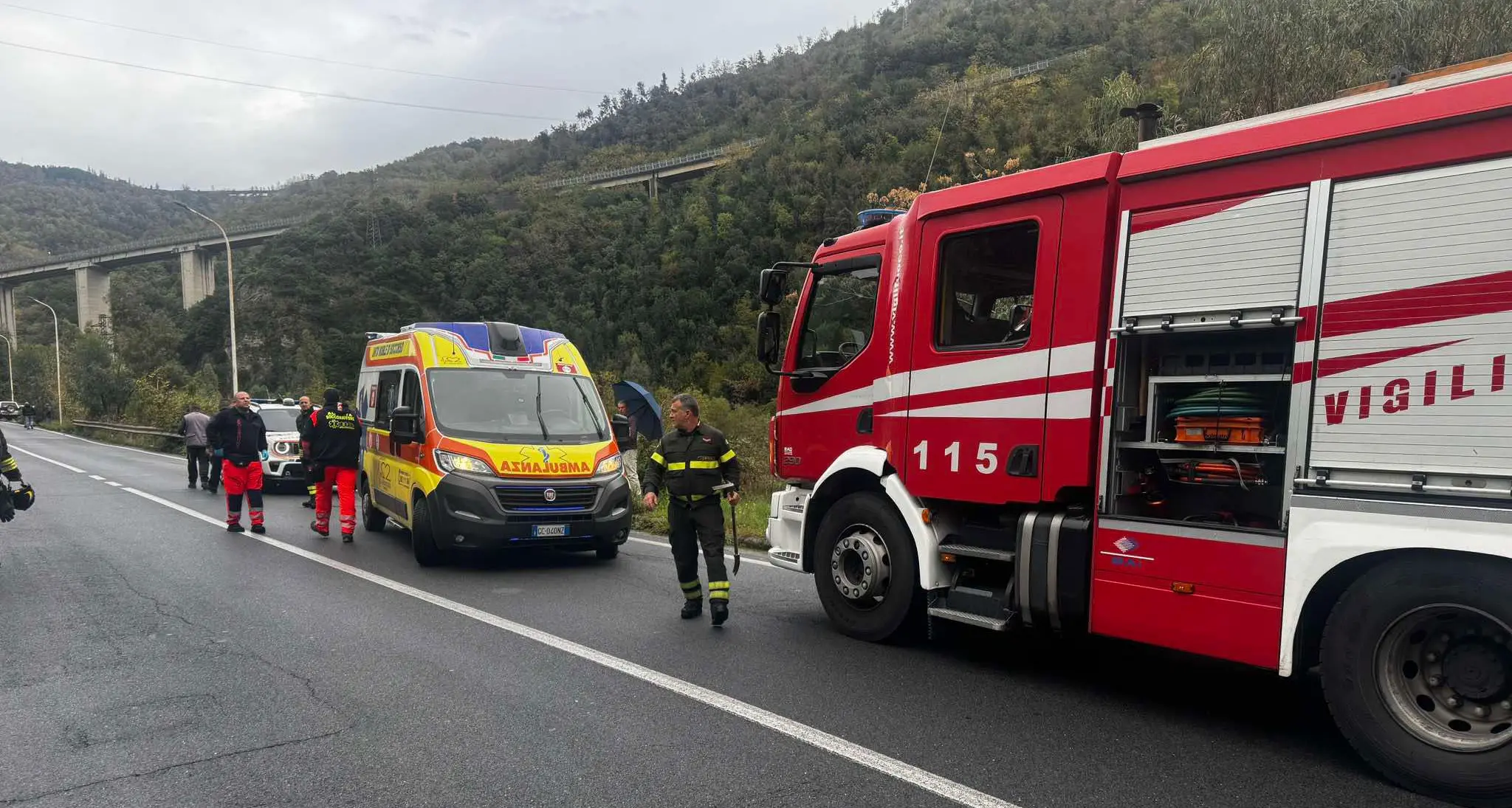 Auto precipita in una scarpata sulla strada delle Terme Luigiane: donna salvata e trasferita in elisoccorso