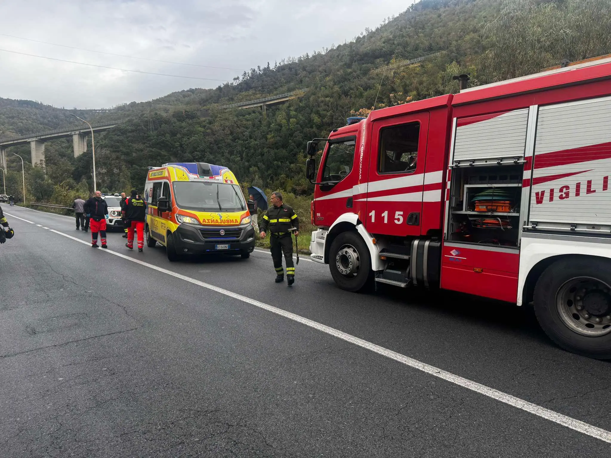 Auto precipita in una scarpata sulla strada delle Terme Luigiane: donna salvata e trasferita in elisoccorso