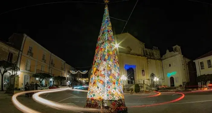A Girifalco torna “il filo che unisce”: per il quinto anno sarà realizzato l’albero di Natale all’uncinetto\u00A0\n