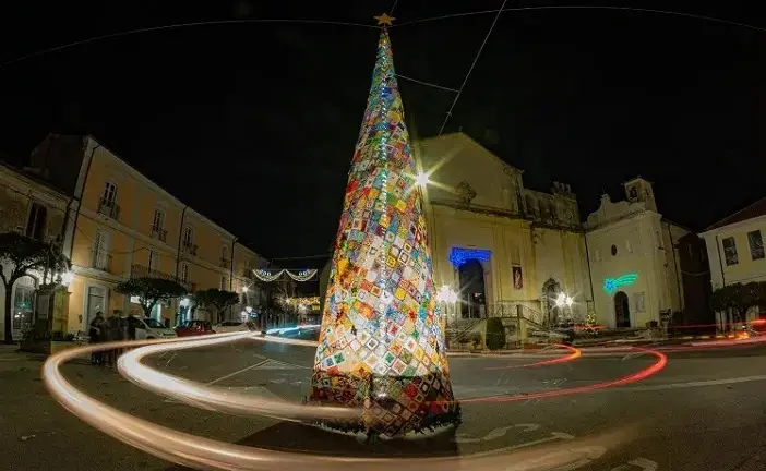 A Giriflaco torna “il filo che unsice”: per il quinto anno sarà realizzato l’albero di Natale all’uncinetto\u00A0\n