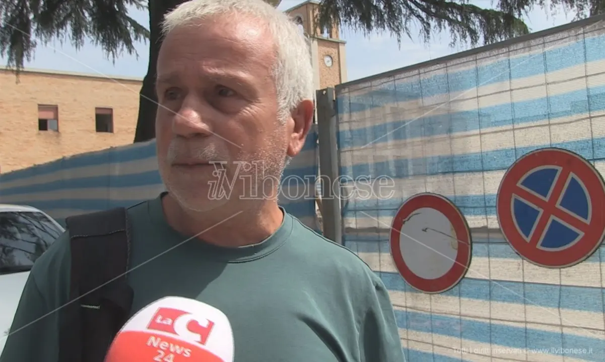 Lavori sulla rete elettrica a Vibo, sopralluogo di Monteleone al Cancello rosso: «Ditte diffidate, gli scavi vanno chiusi»