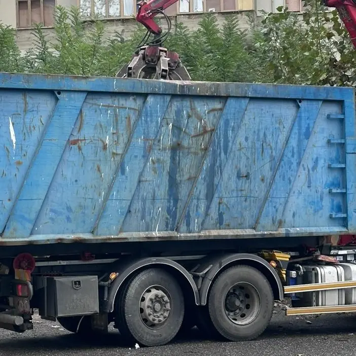 Catanzaro, maxi intervento all'Aranceto: rimossi rifiuti, auto abbandonate e una baracca abusiva