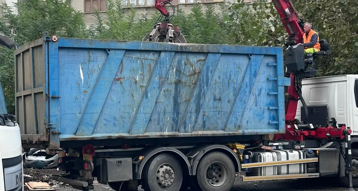 Catanzaro, tonnellate di rifiuti abbandonati all’Aranceto: rimosse due auto abbandonate\n