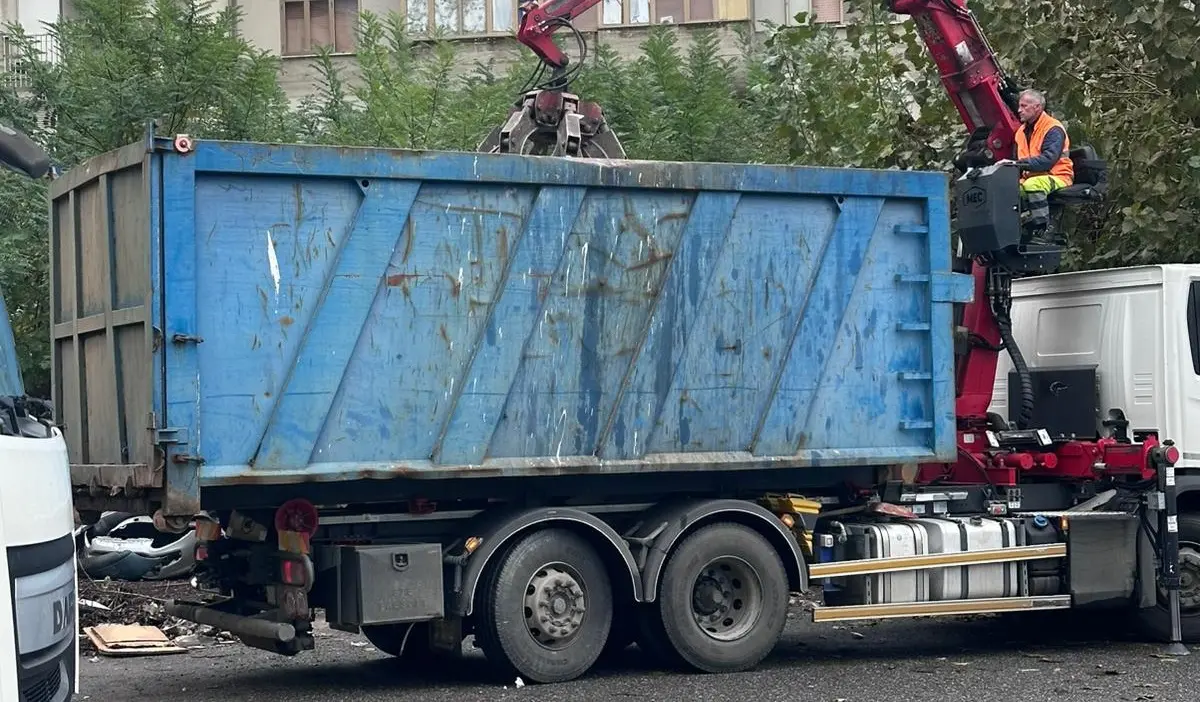 Catanzaro, tonnellate di rifiuti abbandonati all’Aranceto: rimosse due auto abbandonate\n