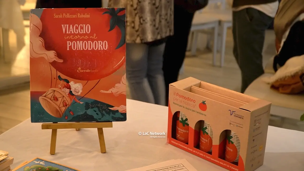 <p>La copertina del libro e una confezione di salsa del progetto &quot;Il Pomodoro per la ricerca&quot;</p>\\n