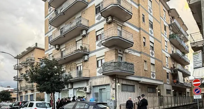 Tragedia in provincia di Napoli: 25enne uccide la sorella a coltellate “per un raptus di follia”\n