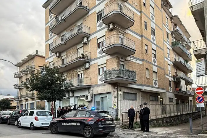 Tragedia in provincia di Napoli: 25enne uccide la sorella a coltellate “per un raptus di follia”\n