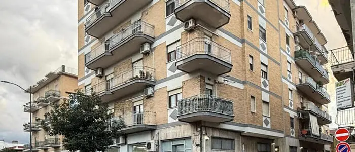 Tragedia in provincia di Napoli: 25enne uccide la sorella a coltellate “per un raptus di follia”\n