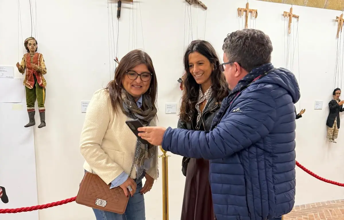 Mostra “Buratto, Fili, Bastoni” al Castello di Reggio, Caracciolo: «Un’esposizione emozionante che arricchisce l’offerta culturale della città»\n