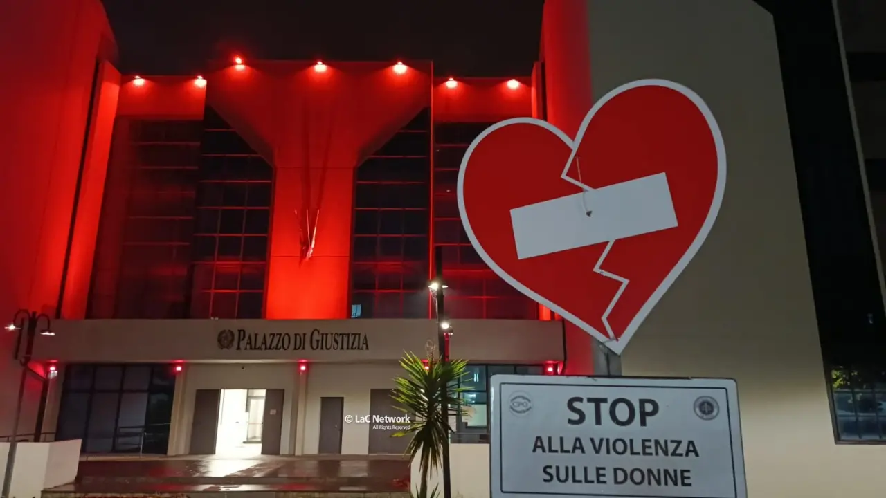 <p>Il Palazzo di Giustizia di Vibo illuminato in vista della Giornata contro la violenza sulle donne</p>\\n