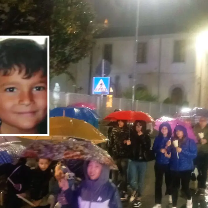 A Gioia Tauro una fiaccolata per ricordare il piccolo Nicodemo: «Una luce che non si spegnerà mai»\n