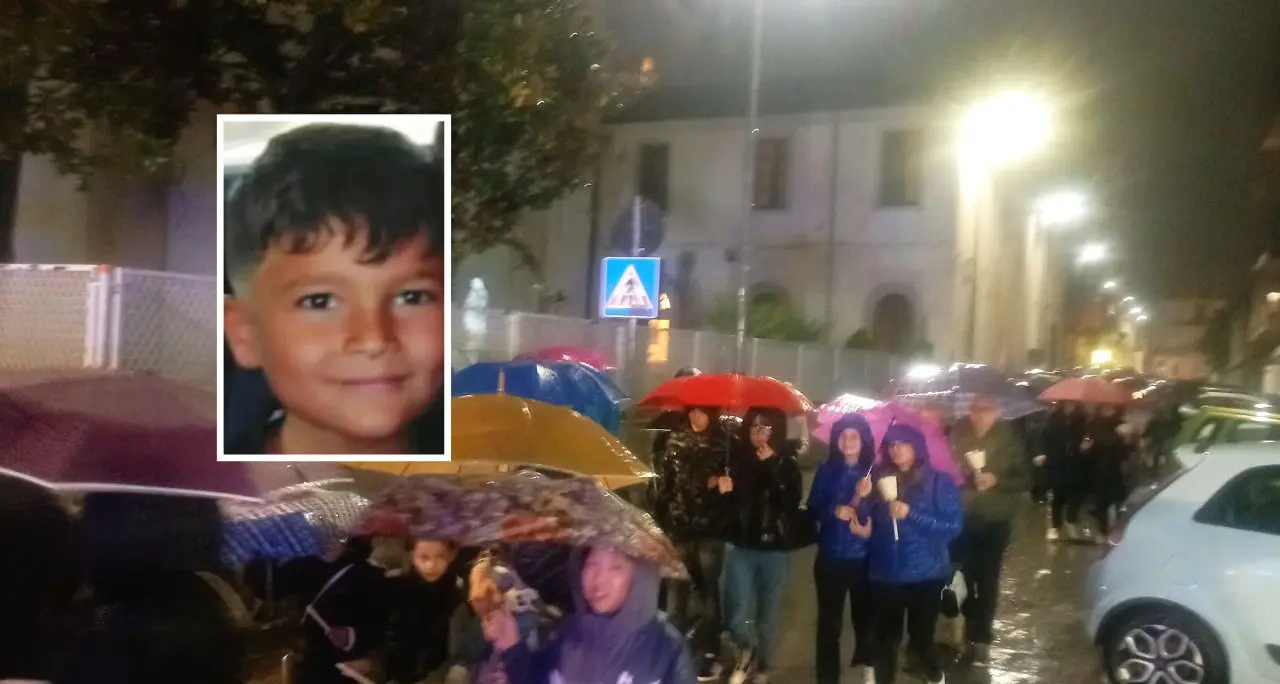A Gioia Tauro una fiaccolata per ricordare il piccolo Nicodemo: «Una luce che non si spegnerà mai»\n