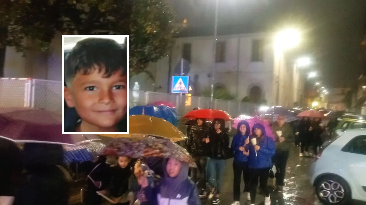 A Gioia Tauro una fiaccolata per ricordare il piccolo Nicodemo: «Una luce che non si spegnerà mai»\n