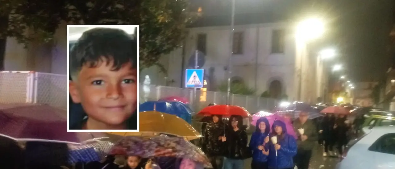 A Gioia Tauro una fiaccolata per ricordare il piccolo Nicodemo: «Una luce che non si spegnerà mai»\n