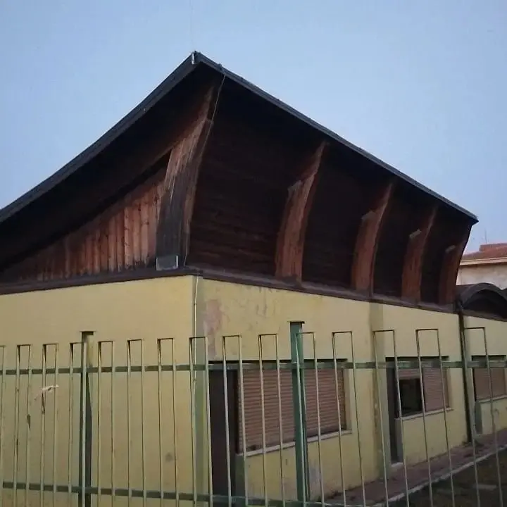 Mileto, dal legno della scuola dismessa di Paravati nascono le casette per il mercatino di Natale\n