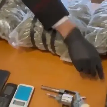 Oltre quattro chili di droga e due pistole in un magazzino: arrestato un 44enne nel Crotonese\n